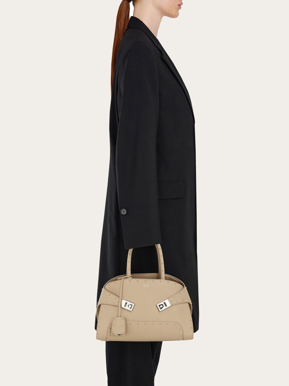 BOLSO MANO HUG STUDS MED. FOOT Ferragamo
