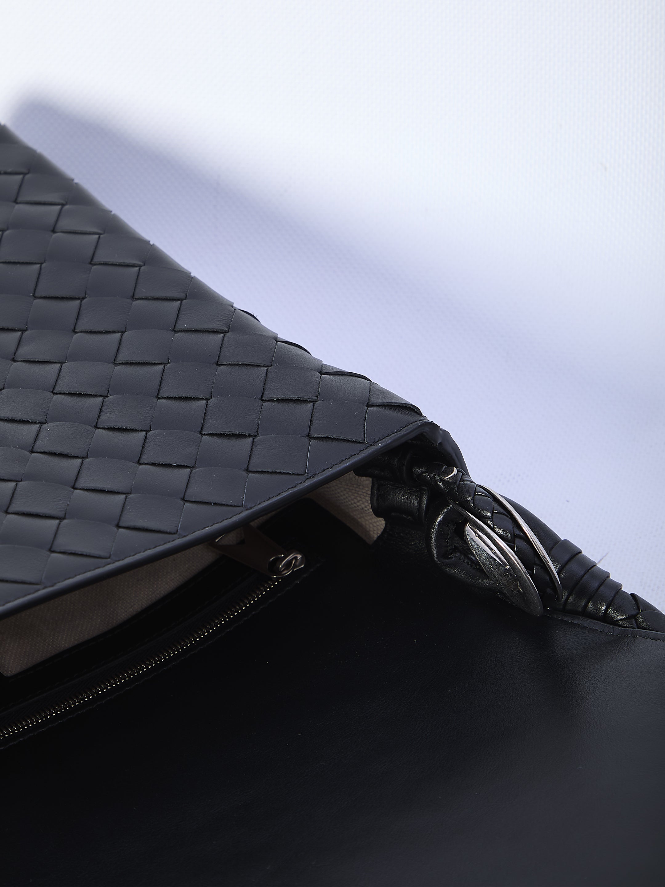 BLACK MESSENGER SWING BAG Bottega Veneta
