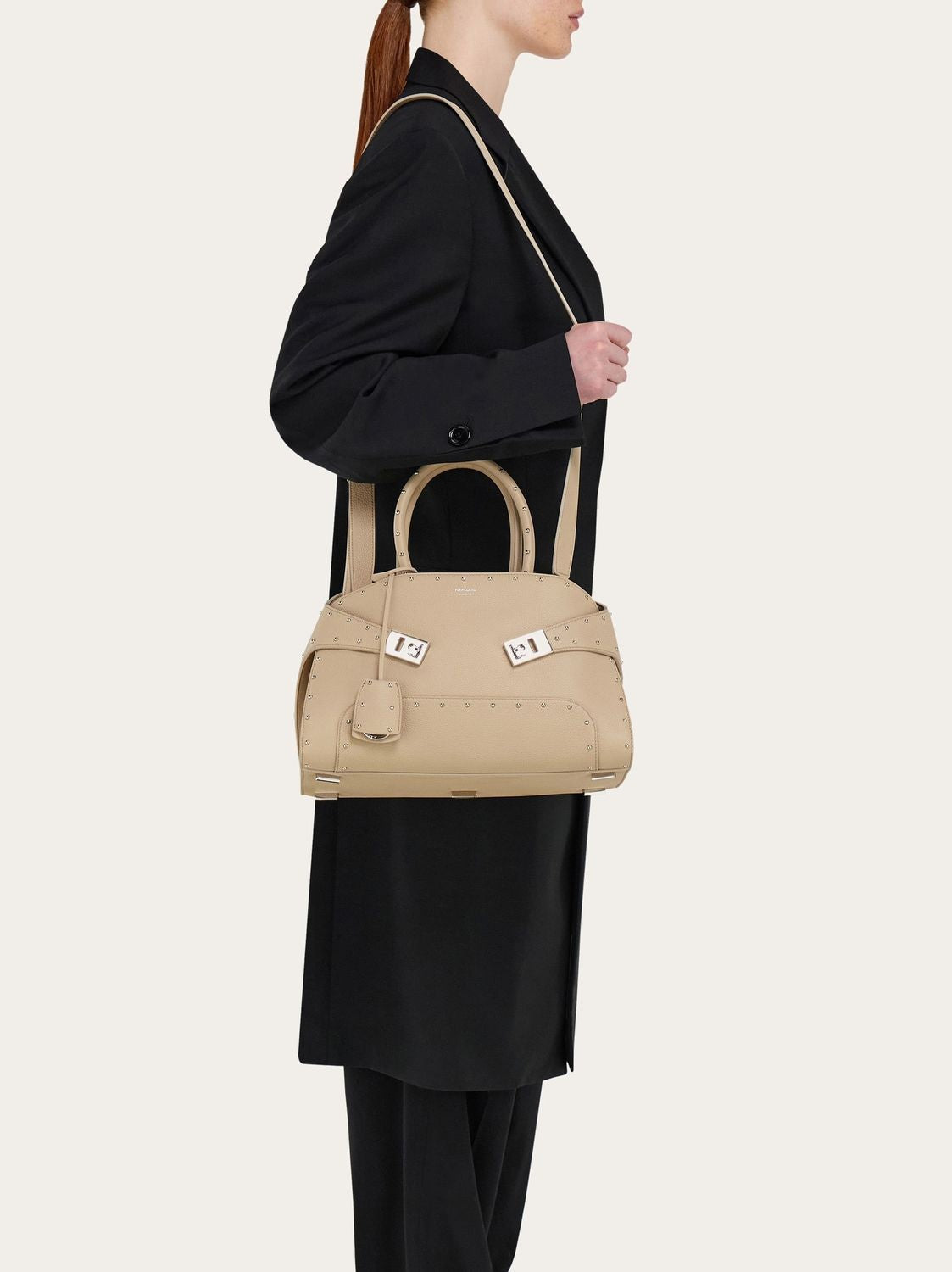 BOLSO MANO HUG STUDS MED. FOOT Ferragamo