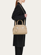 BOLSO MANO HUG STUDS MED. FOOT Ferragamo