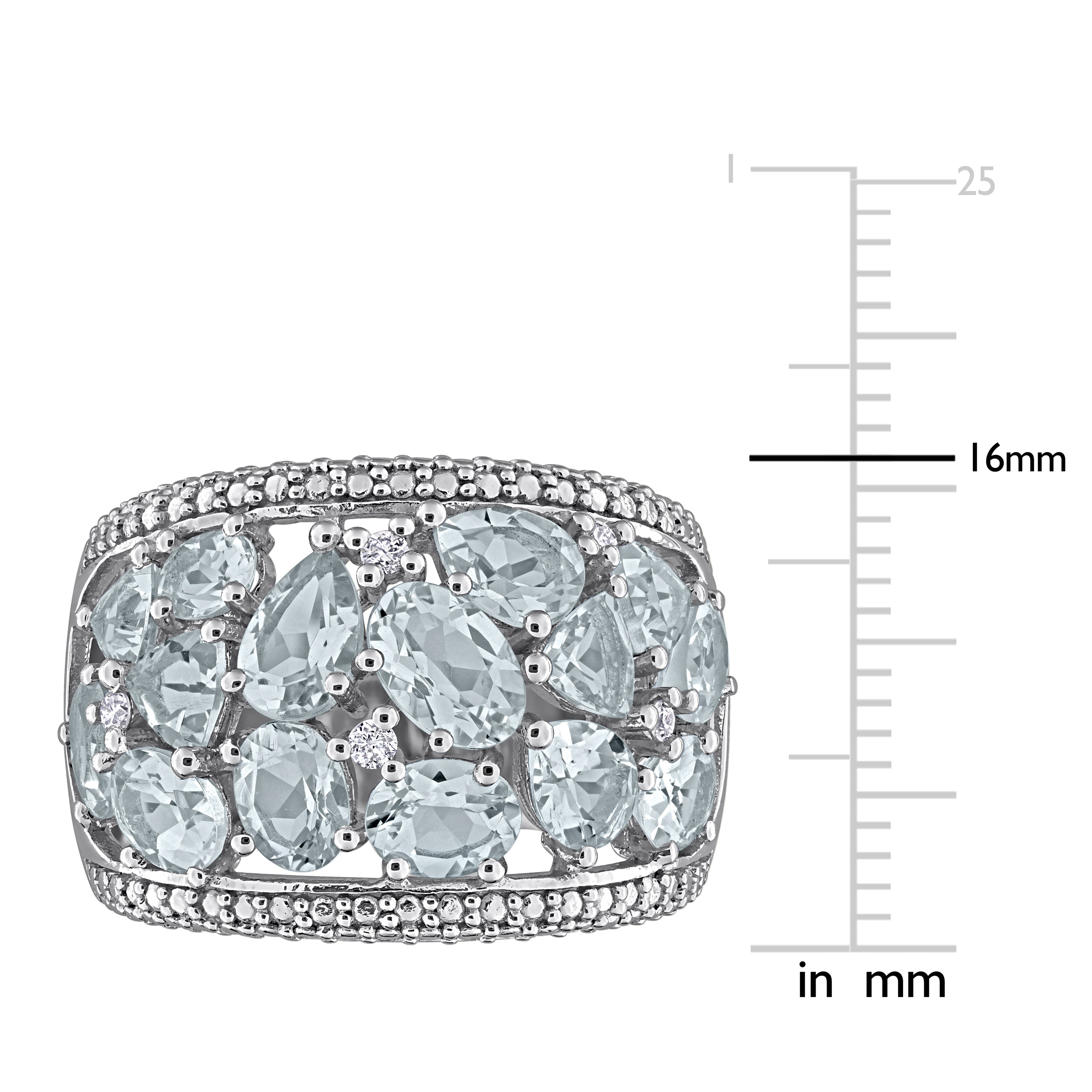 Aquamarine gemstone cocktail ring, close-up of diamond accents and trilliant cut